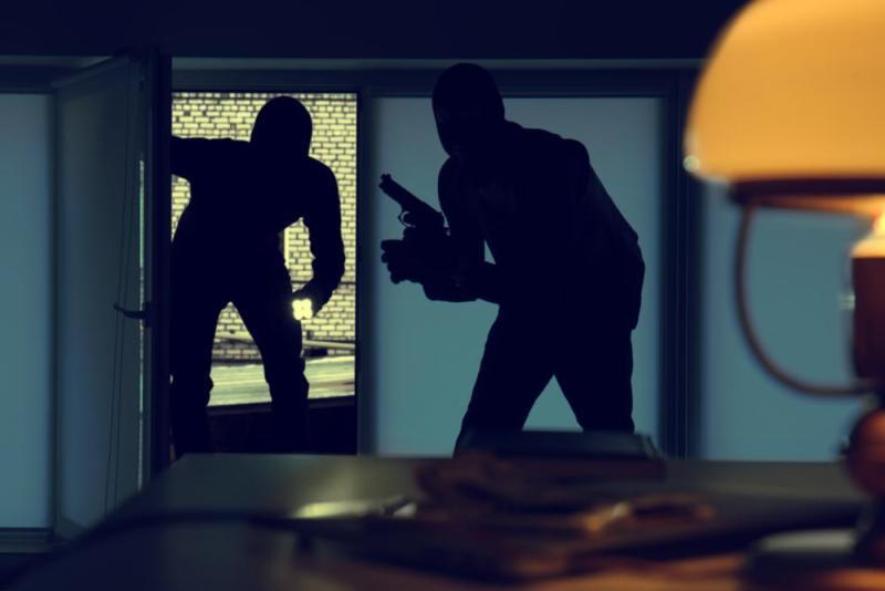 Police hunt for Burglary suspects 