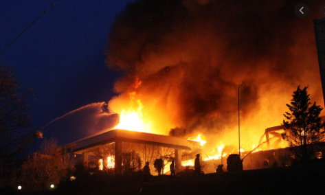 Fire razes down hotel