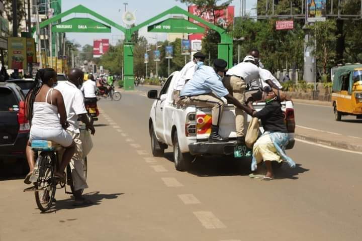 County askaris drag Beatrice Magolo along the street in Kisumu on Wednesday, March 24, 2021. |Photo| Courtesy|