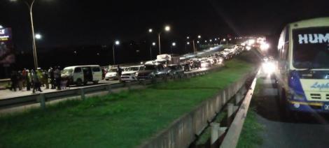 Stranded motorists who were stuck in traffic on Thika Superhighway on April 17, 2021. |Courtesy| Twitter|