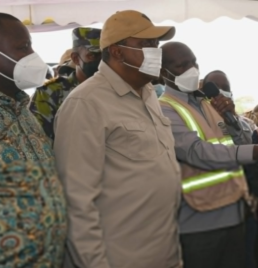 President Uhuru Kenyatta with KeNHA officials