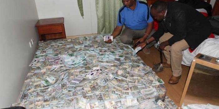 Police examine fake notes nabbed during a past raid in Westlands, Nairobi. |Photo| Courtesy|