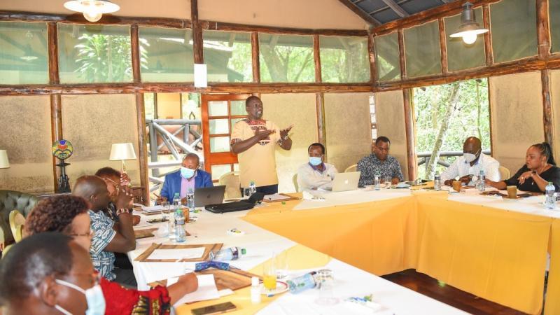 Deputy President William Ruto (standing) addresses legislators from Mount Kenya and a team led by Economist David Ndii at Maasai Mara. |Courtesy| Facebook|