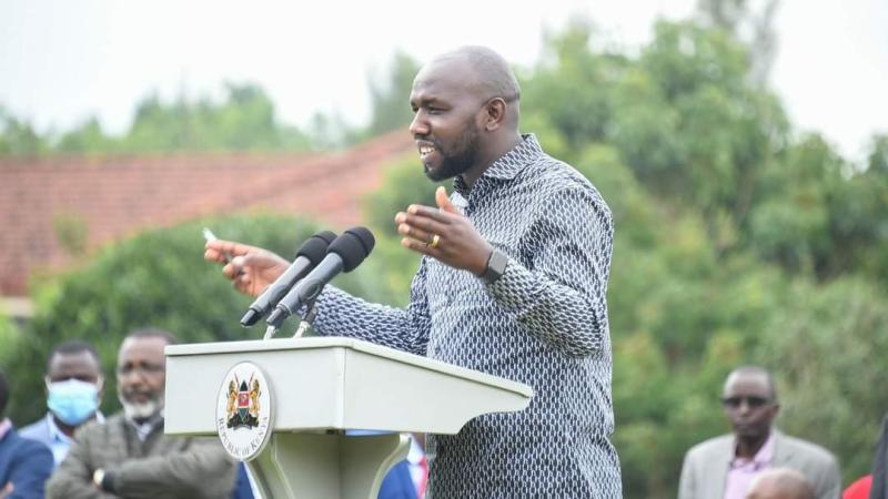 Senator Kipchumba Murkomen addresses the media at Deputy President William Ruto's Karen Residence. |Photo| Courtesy|