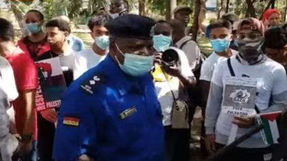 A Mombasa OCPD talking down protestors on May 17, 2021. |Courtesy| YouTube|