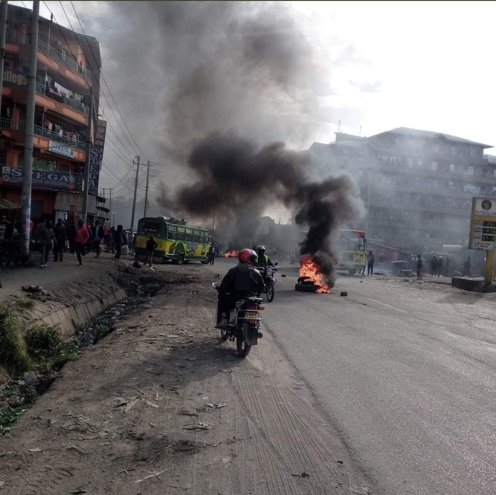 Kayole residents protest the killing of a man by police officers for allegedly flouting curfew orders. |Courtesy| Twitter|