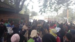 Supporters of presidential aspirant Jimi Wanjigi arrived at his Kwacha House offices on Tuesday morning and camped at the gate.