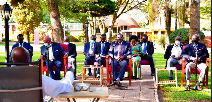 President Yoweri Museveni meets delegation from Kenya led by Kalonzo Musyoka. 