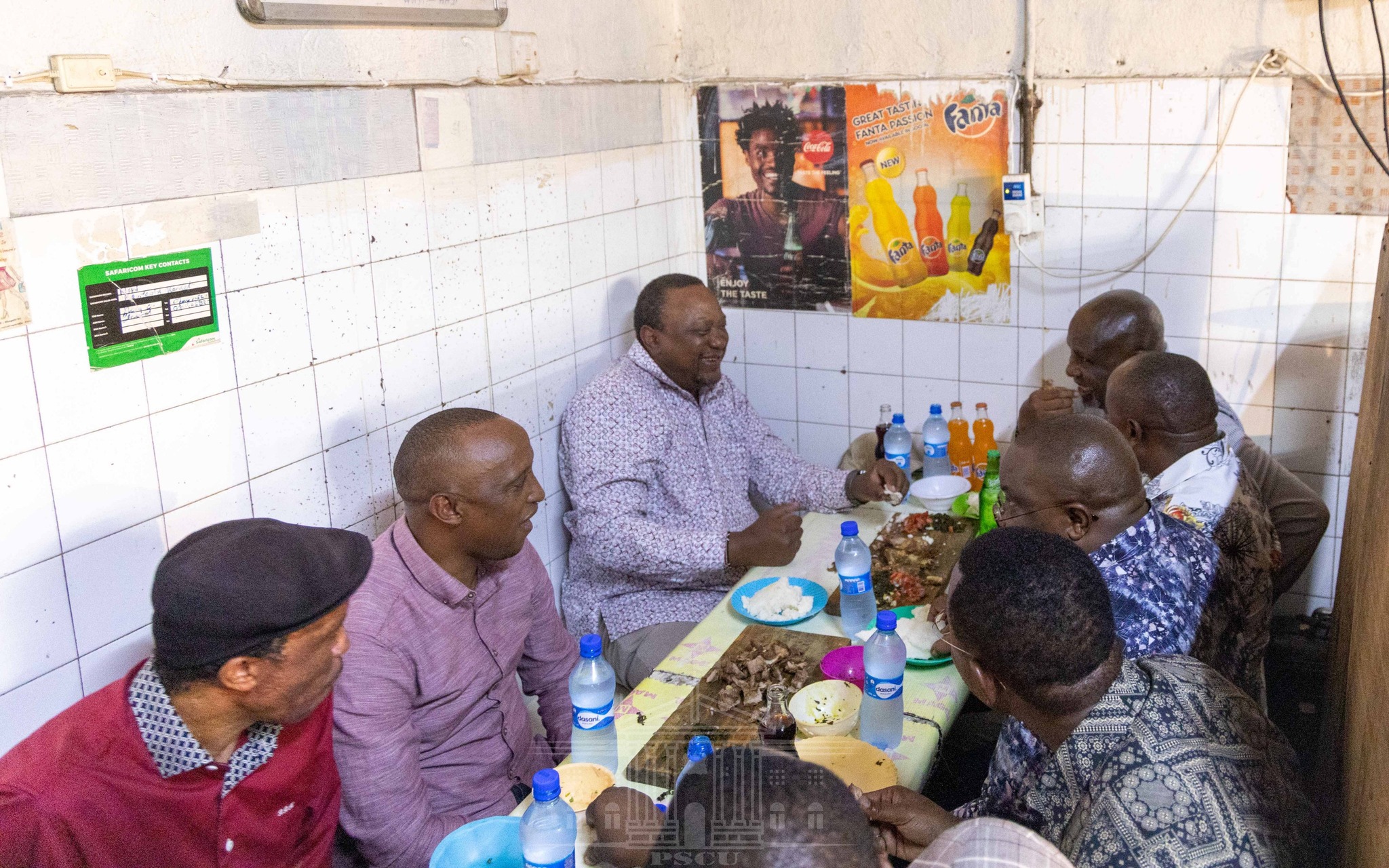 President uhuru kenyatta enjoys nyama choma at Kenyatta market. 