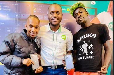 Odibets Country Marketing manager Aggrey Sayi with Gwethe and Jaba Limpweza. 