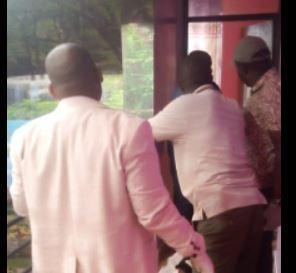 Detectives carry away the body of Memusi Sankok. 