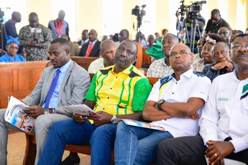 File image of DP William Ruto, Cleophas Malala, Amason Kingi and Moses wetangula during a church service. 