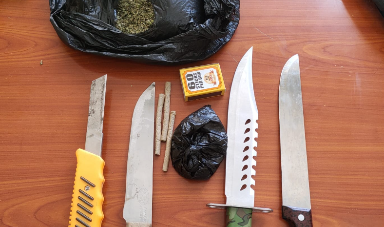 The six muggers were arrested with 4 knives, one stone, and 8 rolls of bhang.