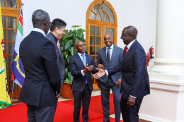 President William Ruto with Safaricom and Vodacom CEOs Peter Ndegwa and Sharmeel Joosub. Image Courtesy.