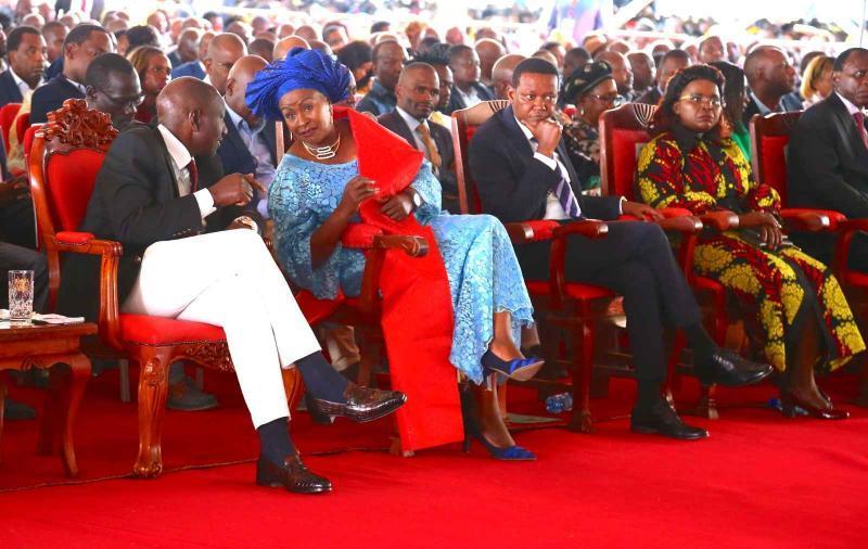 President Ruto having a chat with Governor Wavinya Ndeti.
