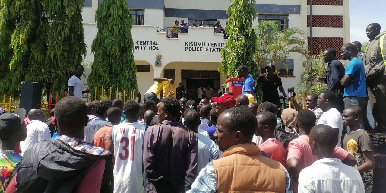 File image of Kisumu residents at Kisumu Central Police Station.
