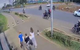 File image of a suspected stealing a sling bag from a foreigner along Ngong Road.