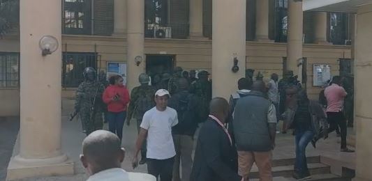 Journalists roughed up at Milimani Law Courts. IMAGE/ SCREENGRAB