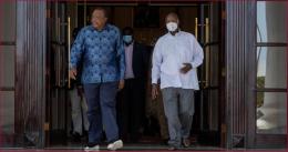 Kenya's retired president Uhuru Kenyatta with Ugandan leader Yoweri Museveni.
