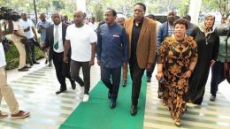 File image of Kalonzo Musyoka and other leaders at the Nairobi Hospital