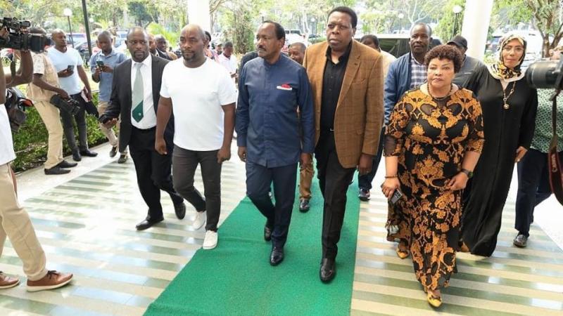 File image of Kalonzo Musyoka and other leaders at the Nairobi Hospital