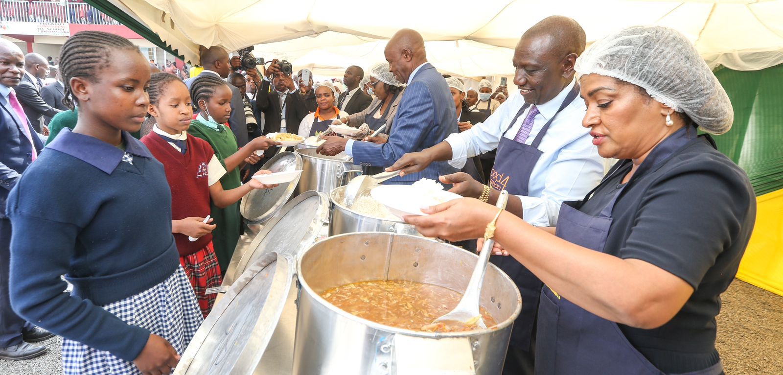 File image of William Ruto and Esther Passaris serving meals to pupils