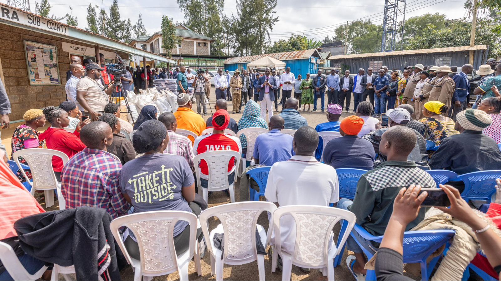 File image of President William Ruto engaging with Kibra residents