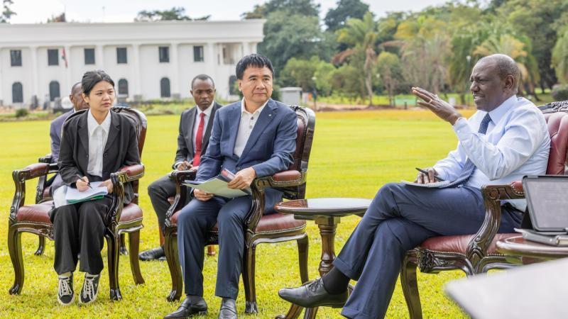 File image of President William Ruto and Fuzhou Benny Tea Industries Chairman Zhang Chaobin