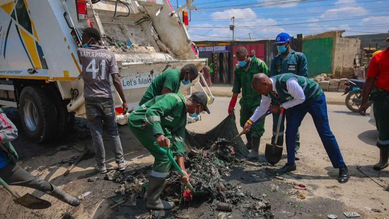 File image of Nairobi County Chief Officer for Environment Geoffrey Mosiria in a past cleaning exercise