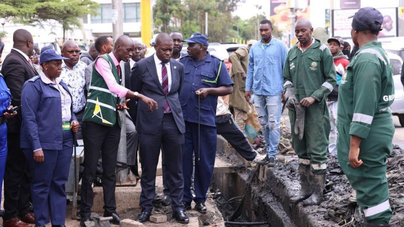 File image of Nairobi Governor Johnson Sakaja with Green Army employees