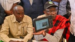 File image of Kajiado Governor Joseph Ole Lenku and IEBC Chair Erastus Edung Ethekon during the launch of the Continuous Voter Registration (CVR) exercise