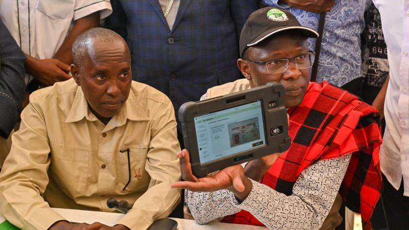 File image of Kajiado Governor Joseph Ole Lenku and IEBC Chair Erastus Edung Ethekon during the launch of the Continuous Voter Registration (CVR) exercise