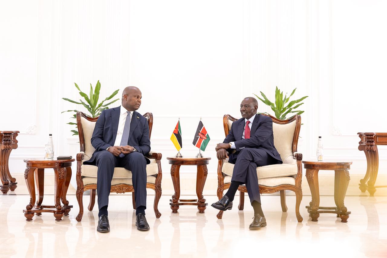 File image of President William Ruto with President Daniel Chapo of Mozambique.