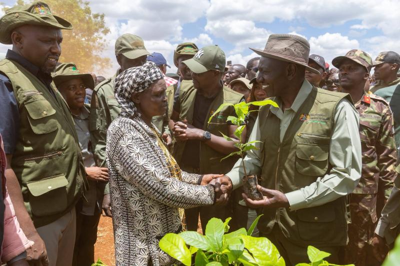 President William Ruto interacts with an Endebess constituent on Mazingira Day.